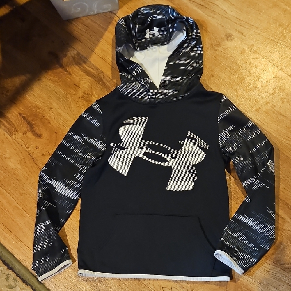 Under Armour Big LOGO Hoodie Size Medium?